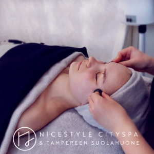 Kasvojen kuumakivihieronta